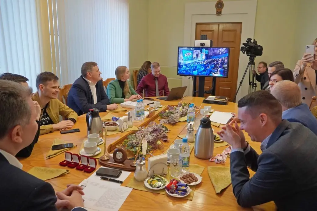 Зима 2022 г. Могилев. КВНщики из команды "Доктор Хаусс" за круглым столом в Могилевском горисполкоме. Фото: "Могилев - мой город".