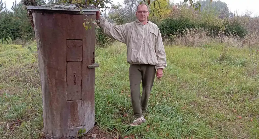 Кировск, 2024 г. Пчеловод Евгений Лукьянов. В этом сезоне пчеловоду удалось заселить пчел в липовую колоду, так что в следующем сезоне у него будет немного бортевого