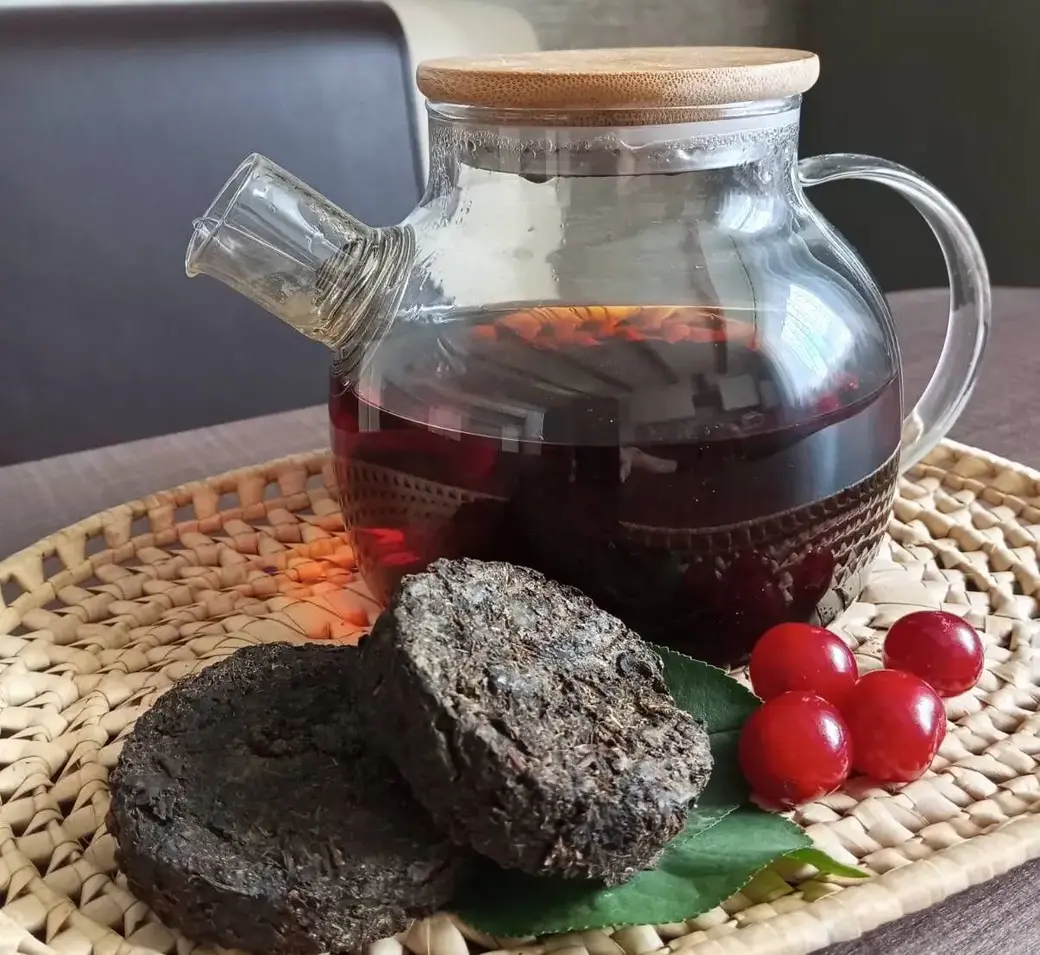 Продукция Евгения Лукьянова. Ферментированный травяной иван-чай и листом вишни.