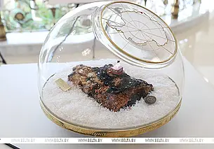 Лукашенко подарили минерал возрастом около 4 млрд лет