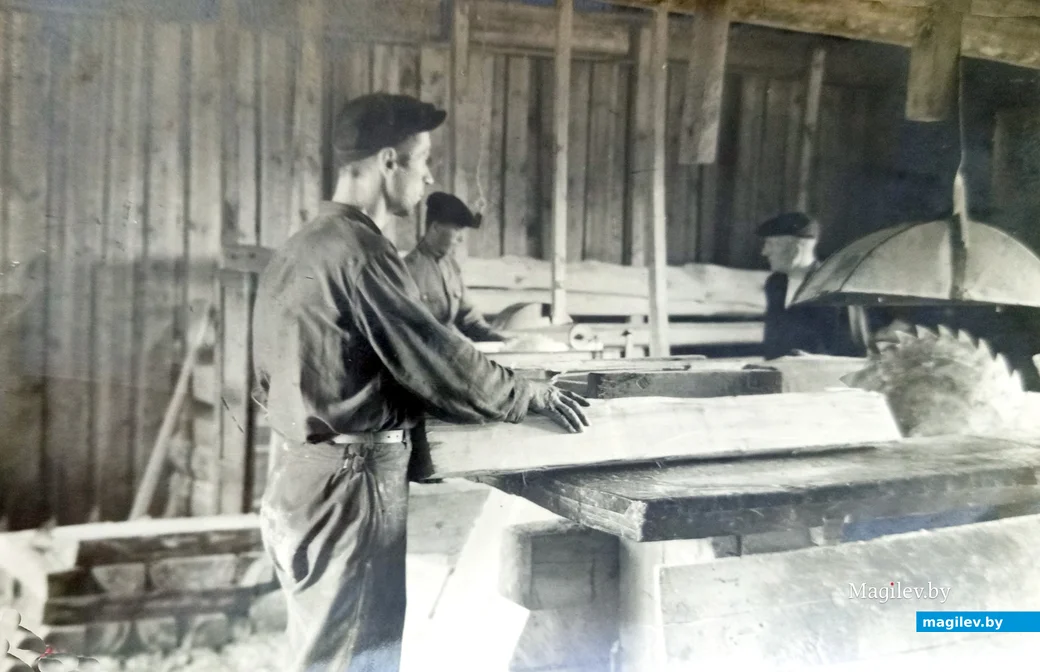 1950-е. Глуск. Артель "КИМ". Лесопильный цех.