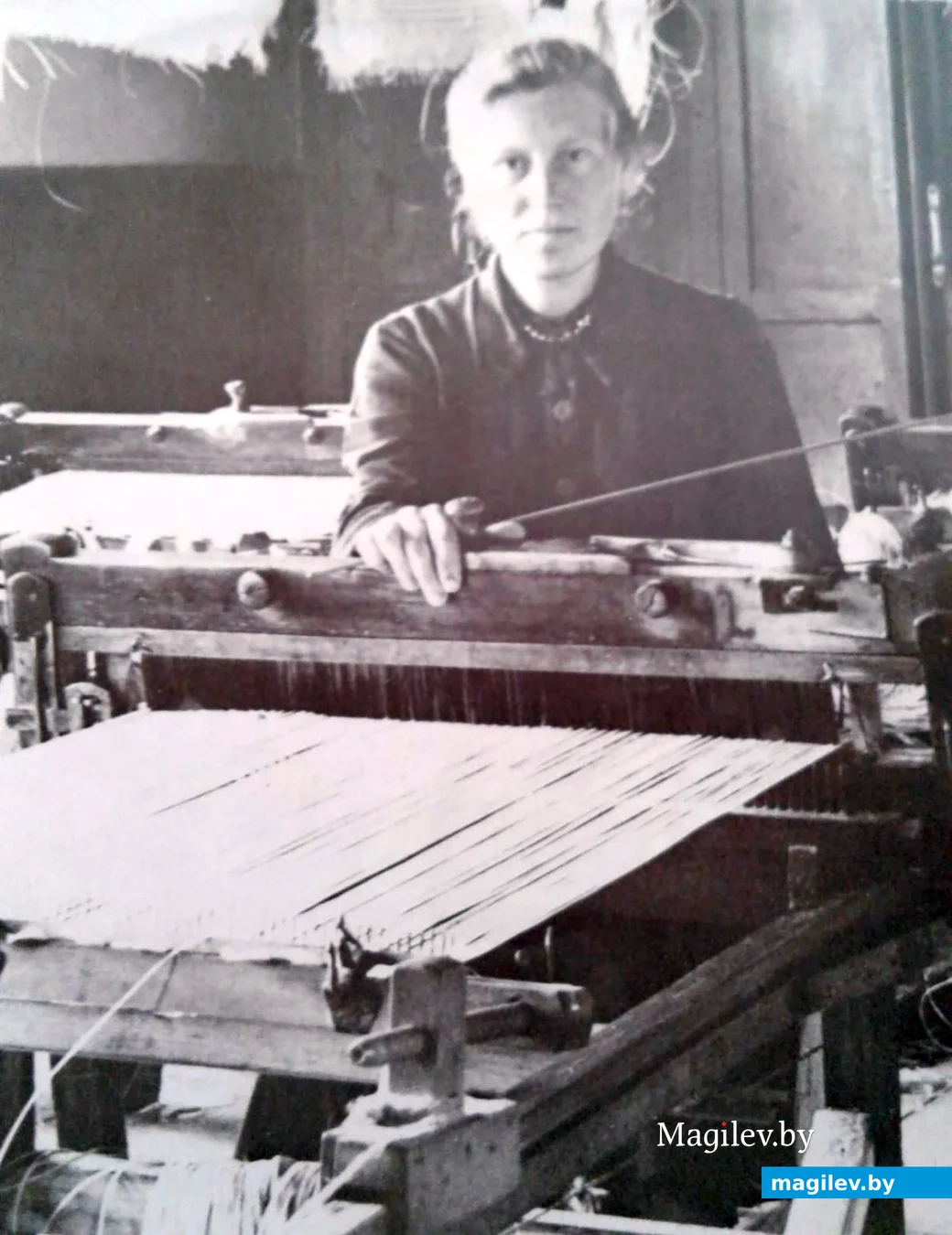 1950-е. Глуск. Ткачиха Ева Мороз в ткацком цеху артели. Из осиновой стружки ткачихи ткали