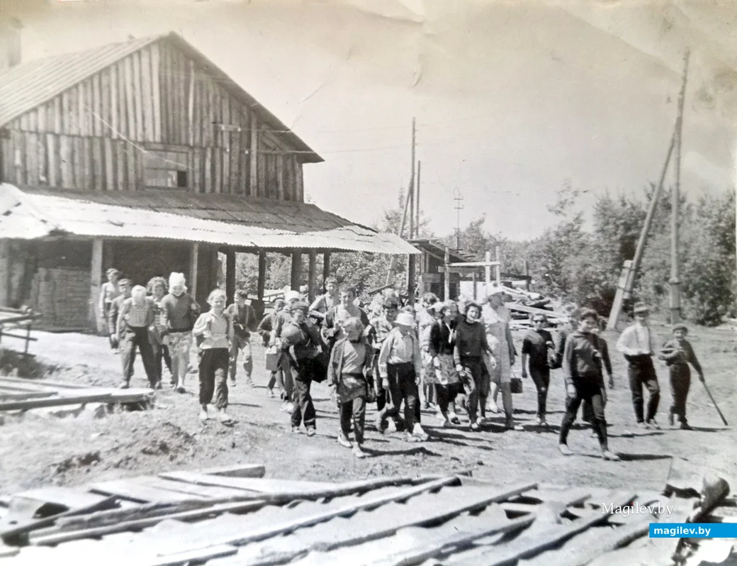 1960-е. Глуск. Школьники пришли на экскурсию по КИМу.