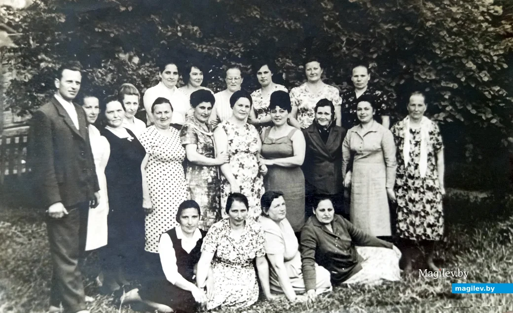 1960-е. Глуск. Женская часть коллектива промкомбината. Слева - директор Владимир Сапего.