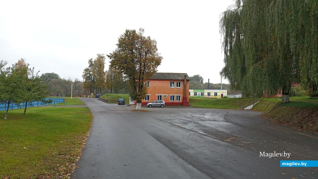 Октябрь 2024 года. На этом месте в центре Глуска когда-то располагались цеха артели "Спатри", а