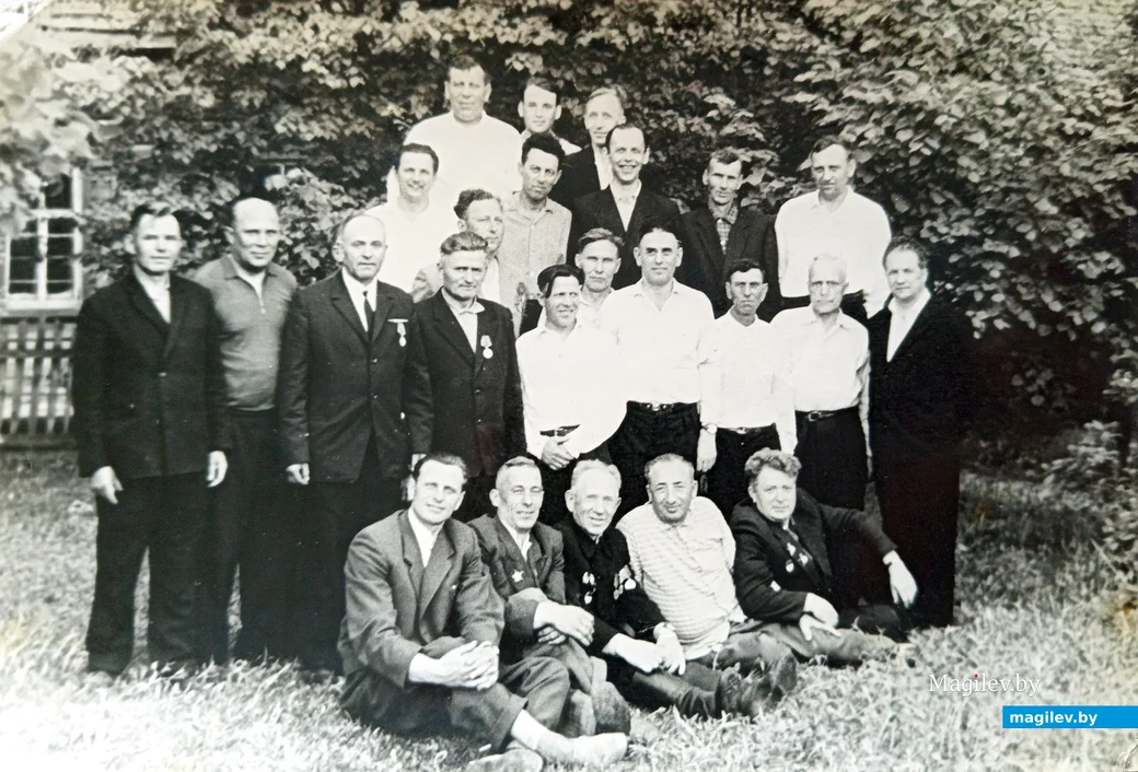 1960-е. Глуск. Мужская часть коллектива промкомбината.