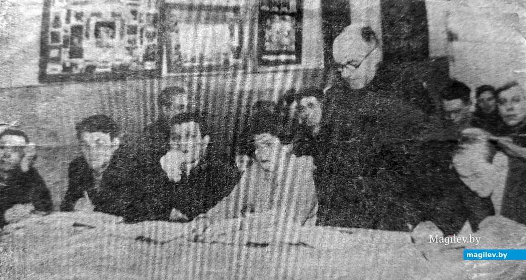 1970-е. Глуск. Политзанятие в промкомбинате проводит Русаков Евдоким Прохорович.