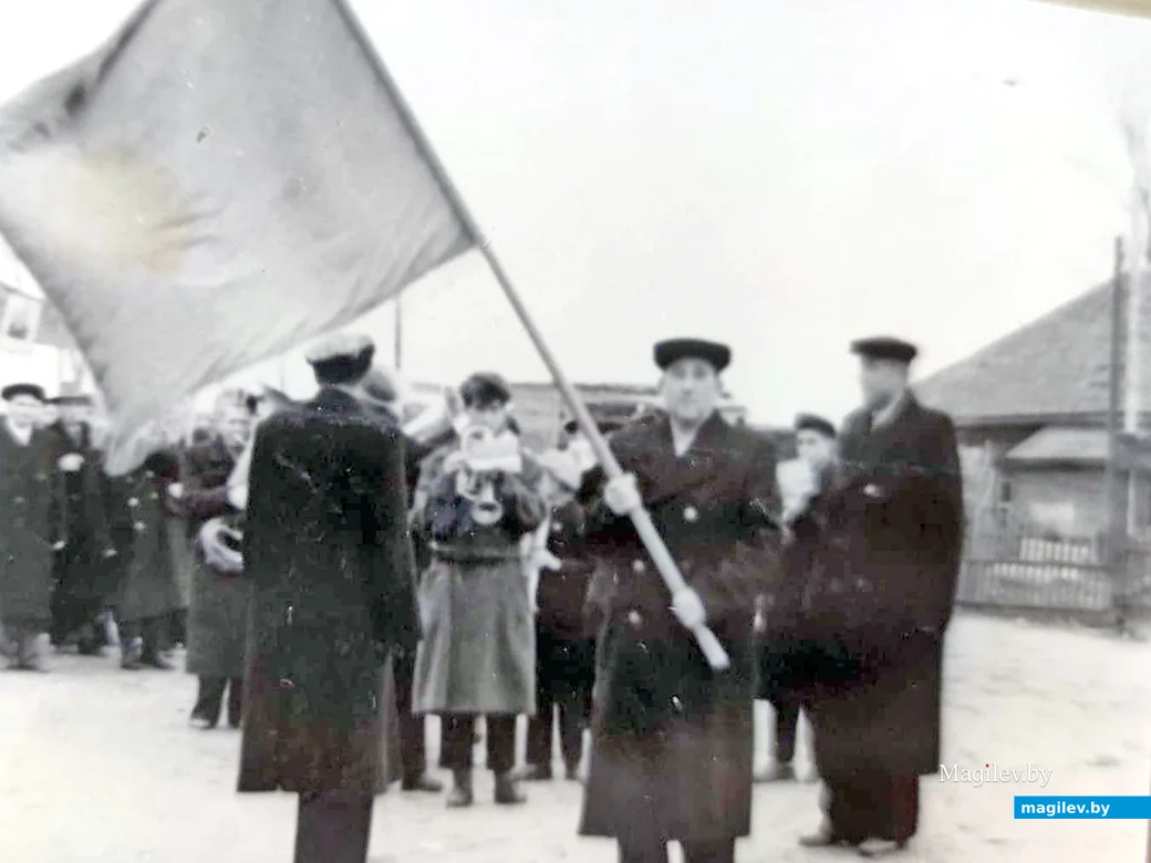 1950-е. Глуск. 7 ноября. Соломон Синдель с флагом на демонстрации.