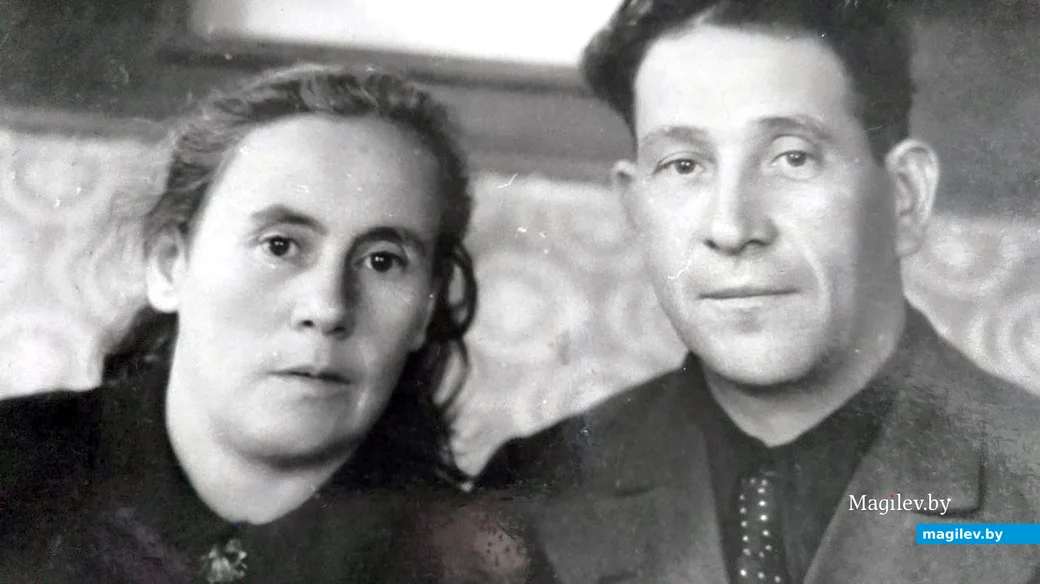 1950-е. Глуск. Работник Артели "КИМ" Соломон Синдель с женой.