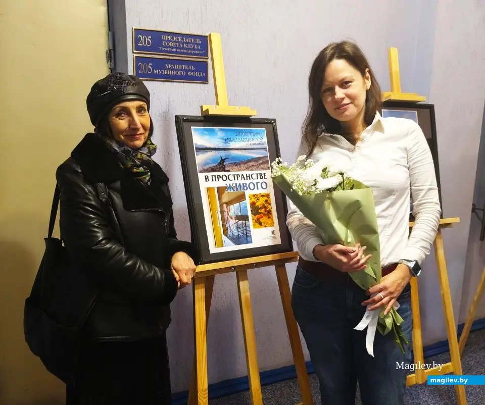 17.10.2024, Могилев, бывший ДК железнодорожников. Елена Василевская (справа) с коллегой. известной могилевской журналисткой Ларисой Зинькевич.