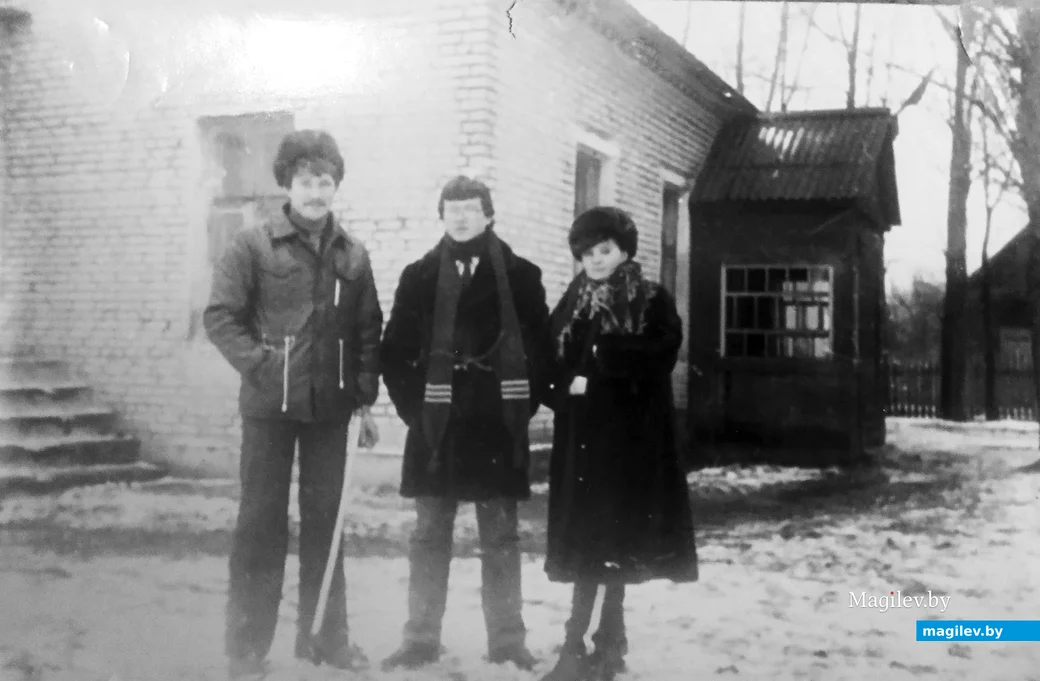Начало 1980-х. Запольская молодежь у сельского клуба.