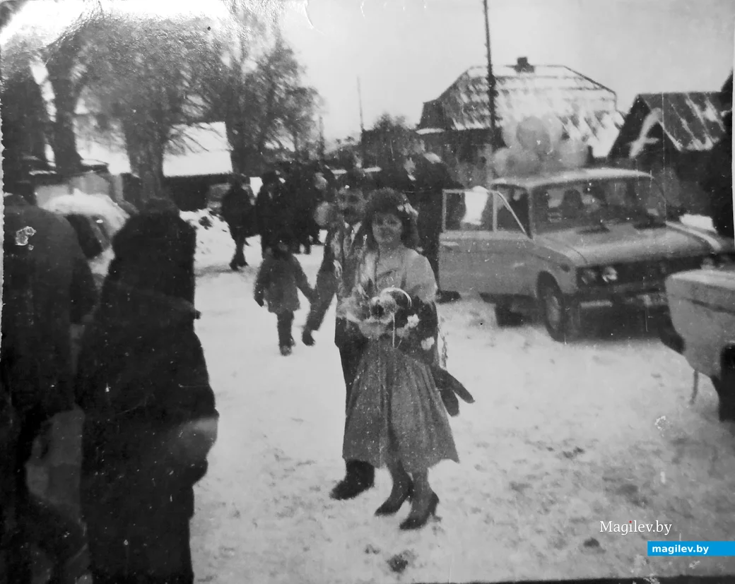 Конец 1980-х. Свадьба на деревенской улице в Заполье.