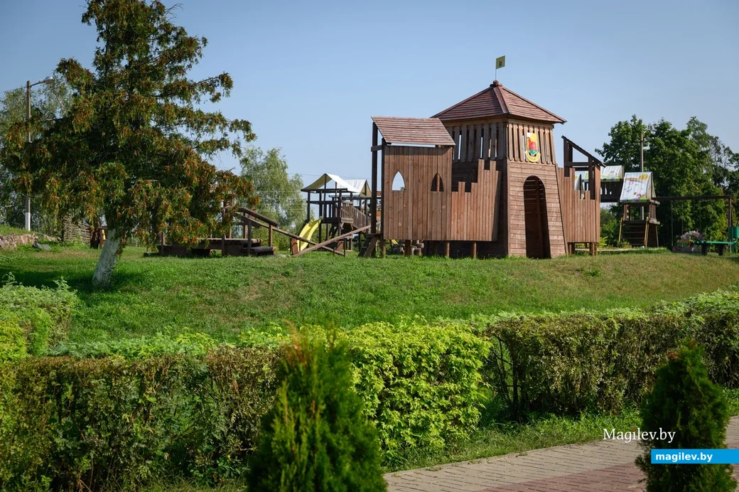 Август 2024 года. Глуск. Детская площадка на одном из валов Глусского замчища.