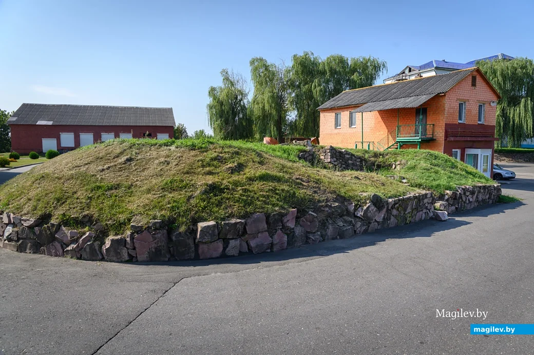 Август 2024 года. Глуск. Место в центре местечка, где когда-то стоял замок.