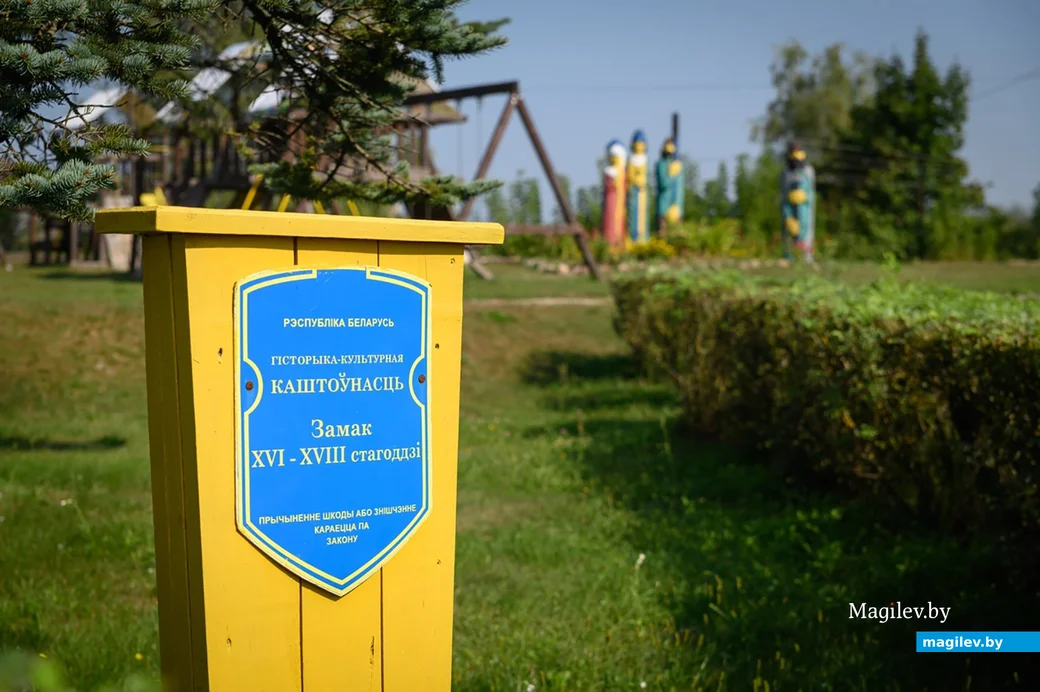 Август 2024 года. Глуск. Памятный знак и декоративные скульптуры на месте замчища XVI-XVIII веков.