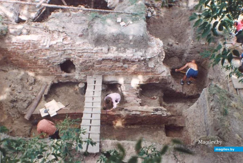 1990-е. Глуск. На протяжении 13 сезонов раскопки Глусского замка проводила археолог Ирина