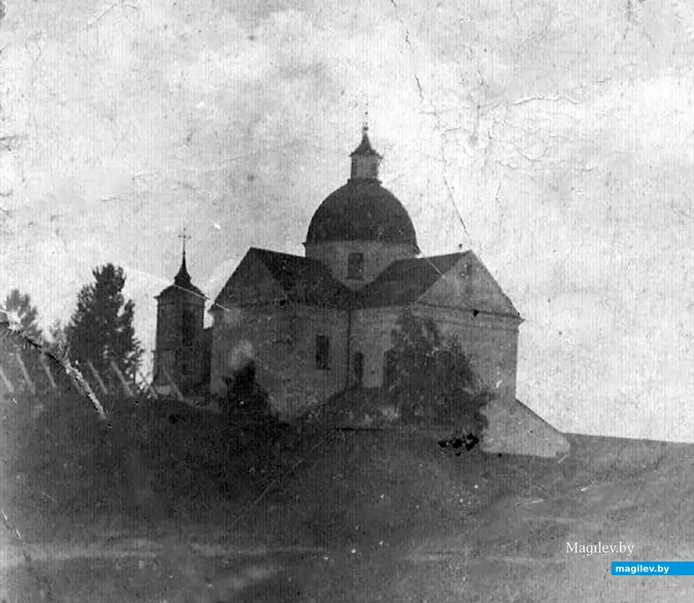 1930-е. Глуск. На территории замка стоял католический костел святого Антония. Был разрушен в