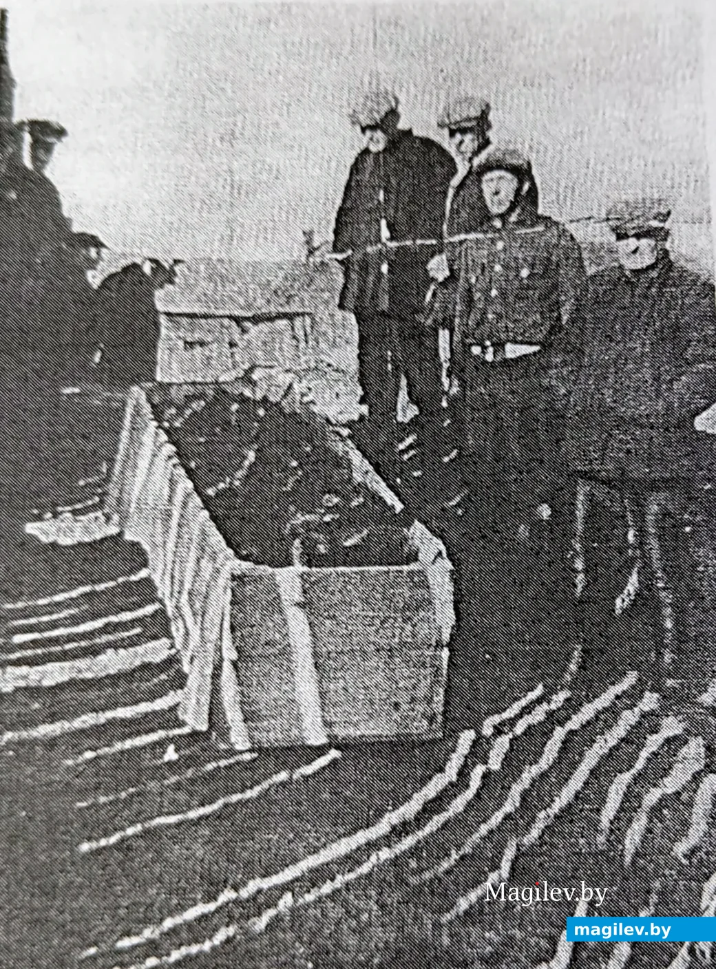 1960-е. Глуск. На валу Глусского замка. Перезахоронение расстрелянных фашистами евреев.