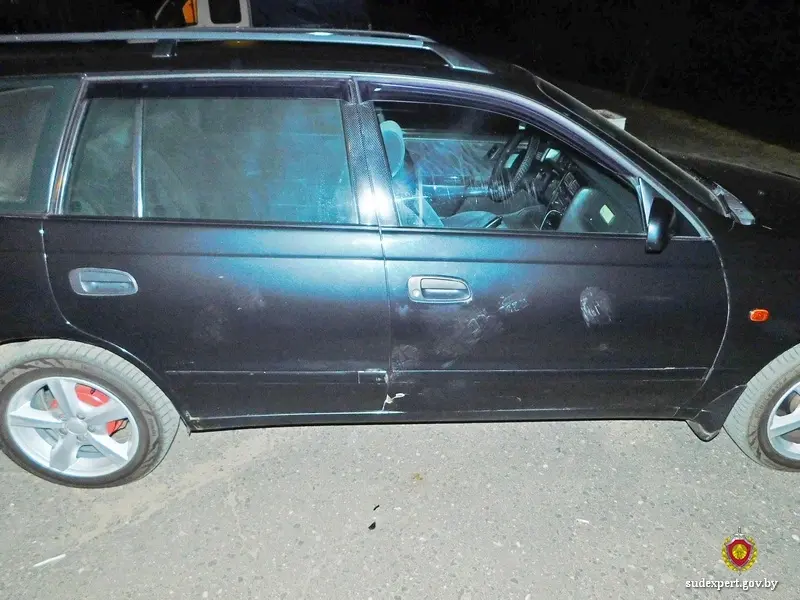 Бил ногами по кузову, ломал зеркала заднего вида...