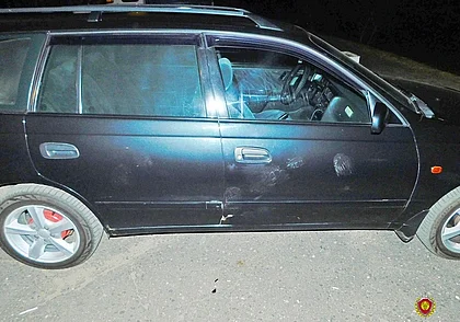 Ехал в город, а попал в Темный Лес: досаду мужчина «выплеснул» на здание станции и автомобили