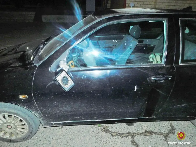 Бил ногами по кузову, ломал зеркала заднего вида...