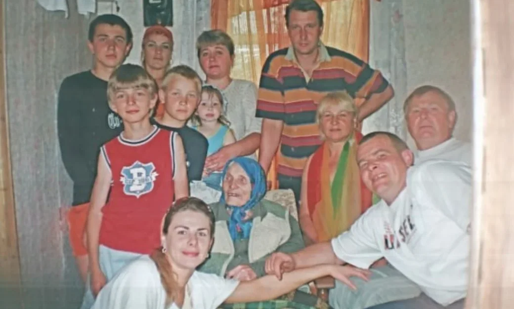 2011 год, Бобруйск. Мама Людмилы Савельевны, Мария Лукинична в кругу родных. Здесь ей 100 лет.