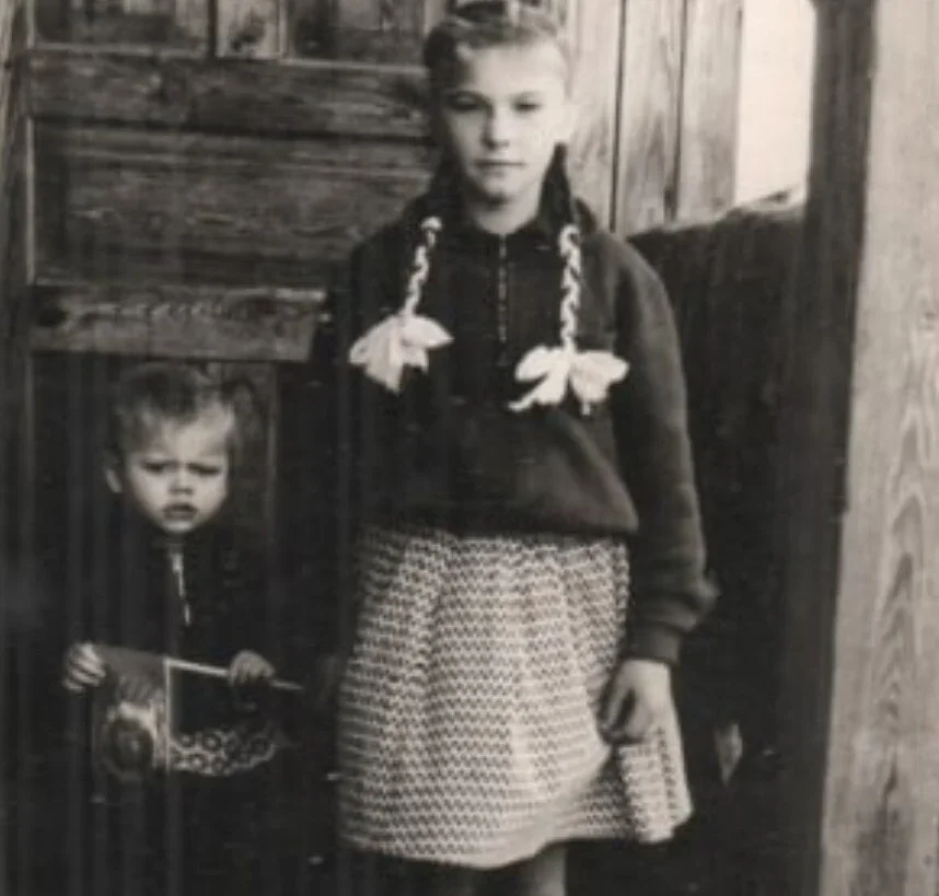 1965 год. Людмиле 14 лет. Она со своей племянницей Людмилой Казачок (сейчас Рубан).