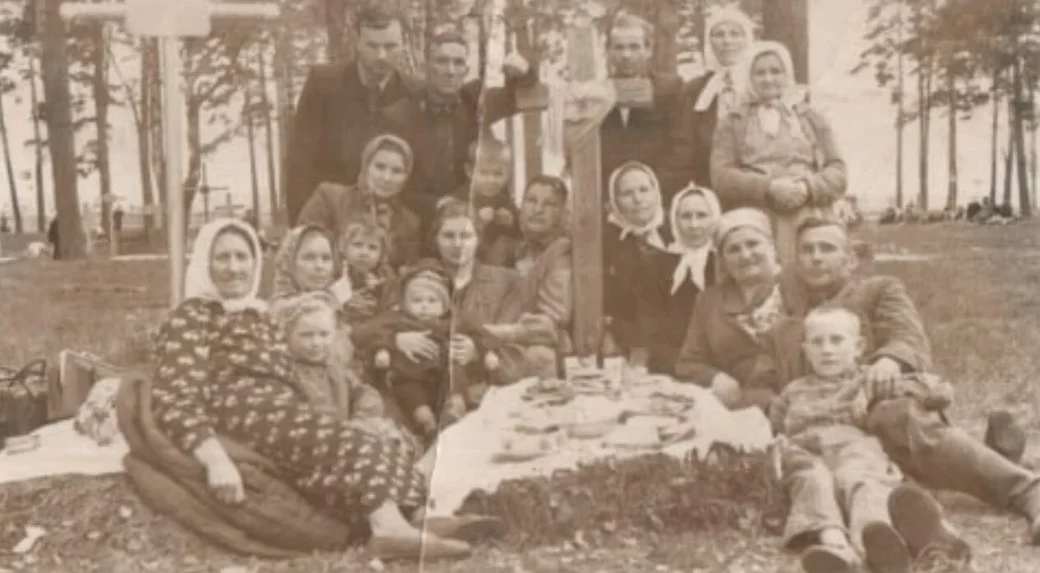 На могиле брата Миши собралась родня, 1952 год.