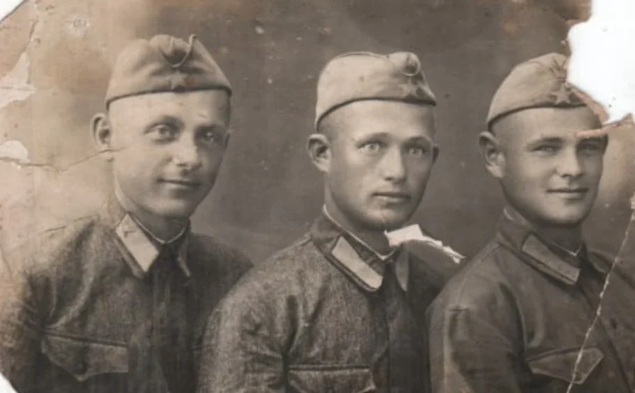 Отец нашей героини, Савелий Савельевич Свинтицкий (справа), в годы службы с боевыми