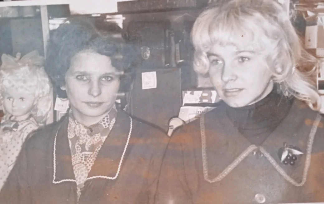 1974 г.. Бобруйск. Людмила Сингаевская (справа) во время работы в магазине «Культтовары» с