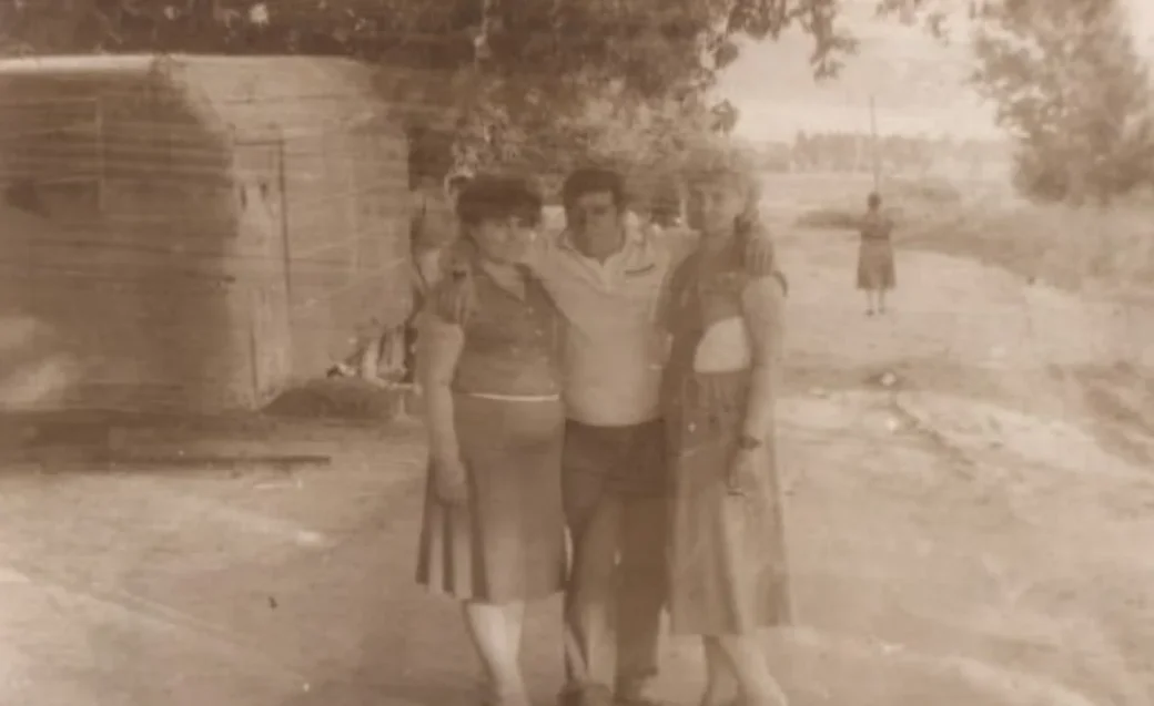 1979 г. Бобруйск. Людмила (справа) с братом Владимиром и сестрой Тамарой возле своего дома на ул.