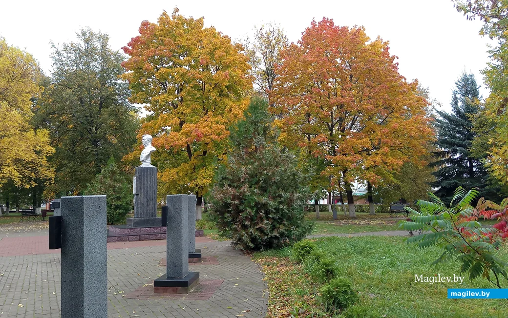 Октябрь 2024 года. Глуск. На этом месте, в центре парка, в начале 1950-х была танцплощадка.