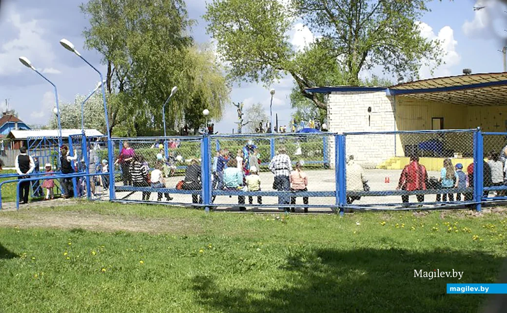 1990-е. Глуск. На танцплощадке не только танцевали, но и проводили детские городские