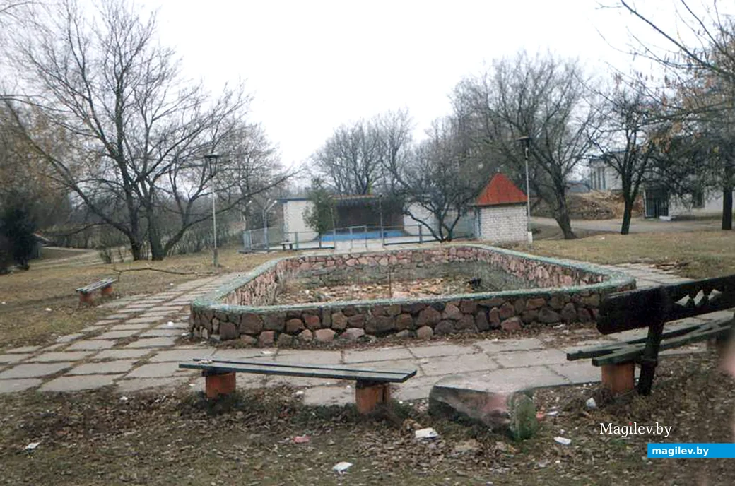 1990-е. Глуск. На этой танцплощадке местечка танцевали поколения 70-80-90-х. Фото из архива Игоря