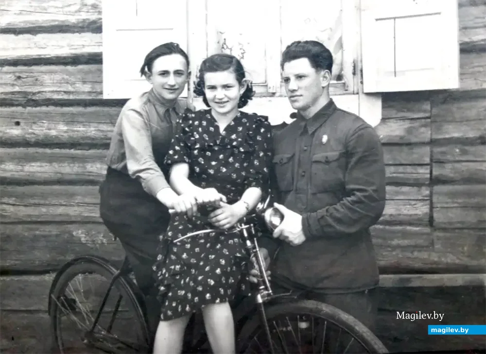 1952 год. Глусская молодежь. Фото из архива Елены Кмит.