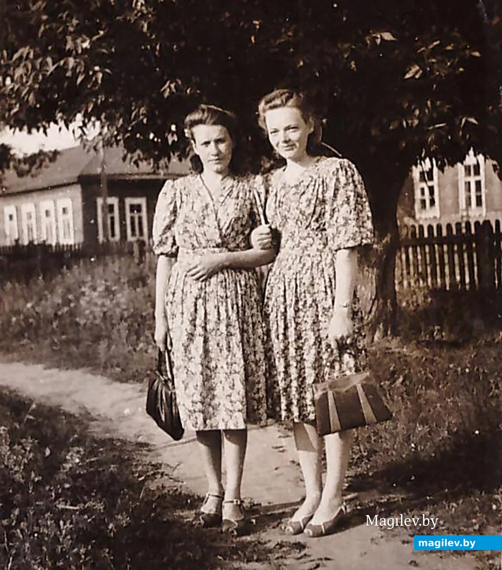1956 год. Глусские девушки. Фото из архива Елены Кмит.