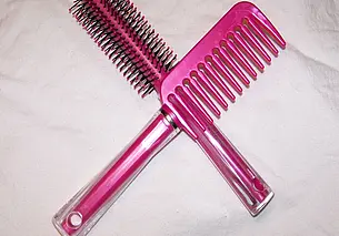 Как часто нужно чистить расческу для волос: рекомендация парикмахера