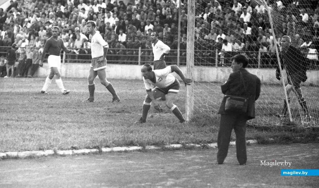 1970-е годы, Могилев, стадион «Спартак». Пушкин ждет удачного момента.