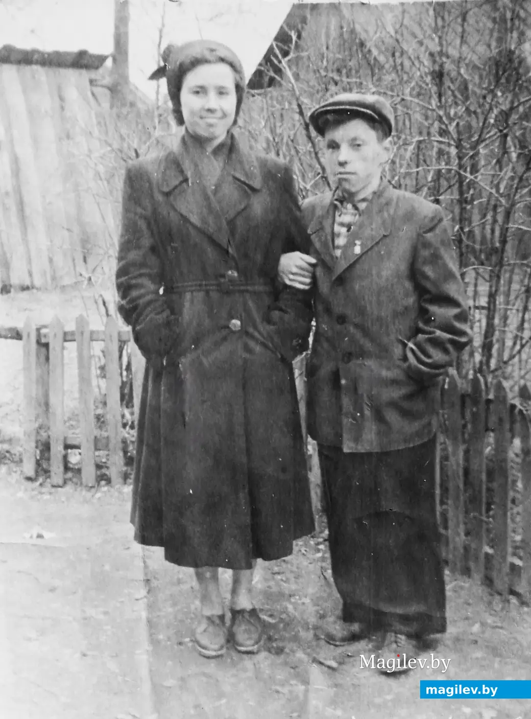 1962 (или 1963) год, Могилев, улица Чехова. Мама Сергея Шишкина с Володей Фомиченко.