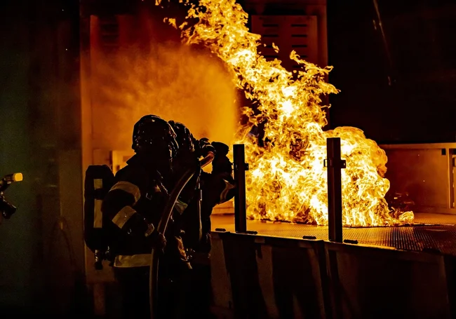 В Гомеле сгорела хозпостройка с самовольно проникшим в нее мужчиной. Он погиб