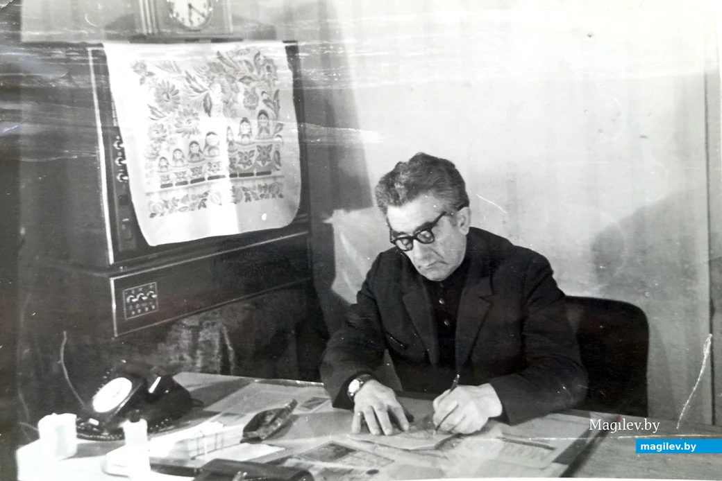 1960-е. Борис Наумович Сандомирский на рабочем месте.