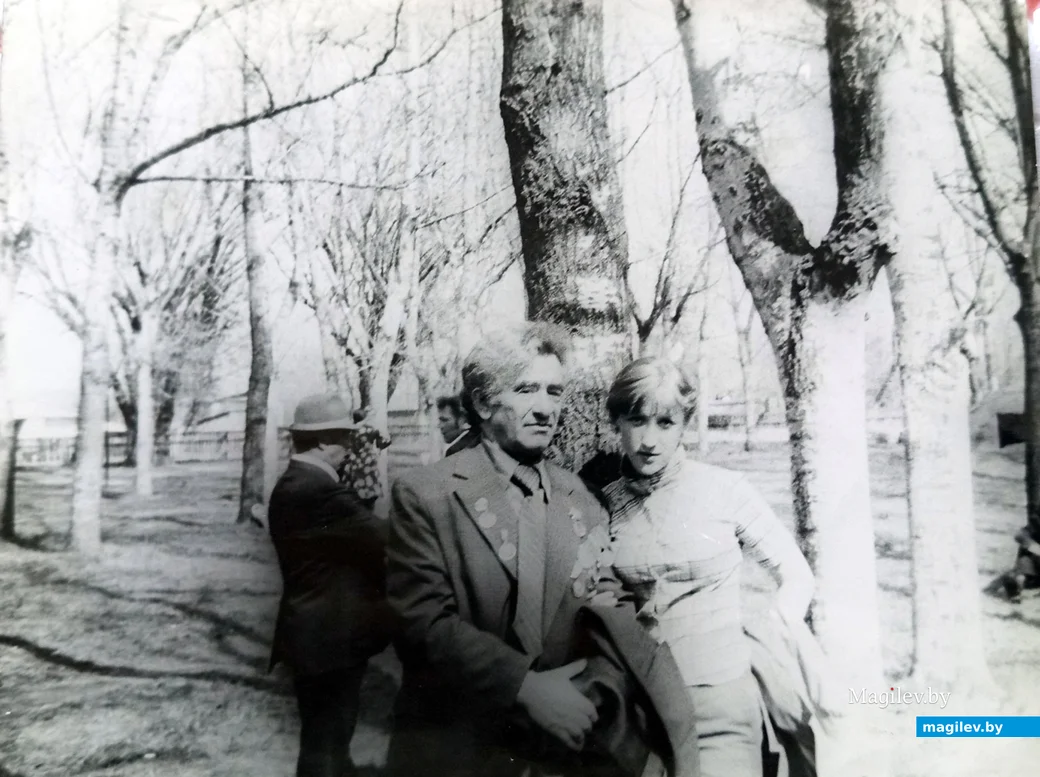 1980-е. Борис Сандомирский с участницей художественной самодеятельности в парке.