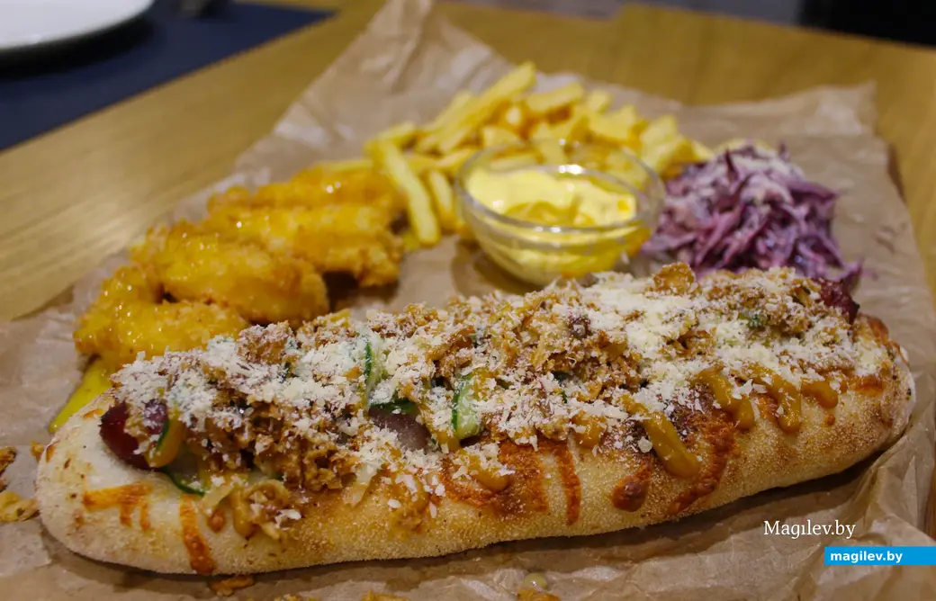 Октябрь. Могилев. 2024 год. Гастробар «Цоколь». Сет фестиваля «Октябрьфэст».