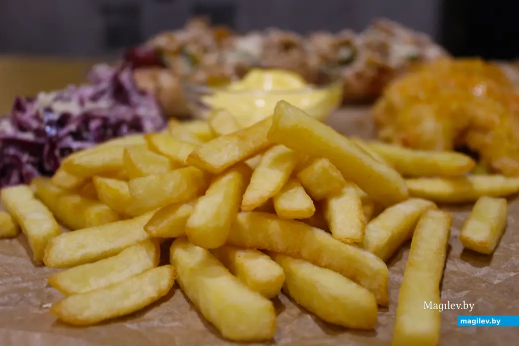 Октябрь. Могилев. 2024 год. Гастробар «Цоколь». Сет фестиваля «Октябрьфэст».