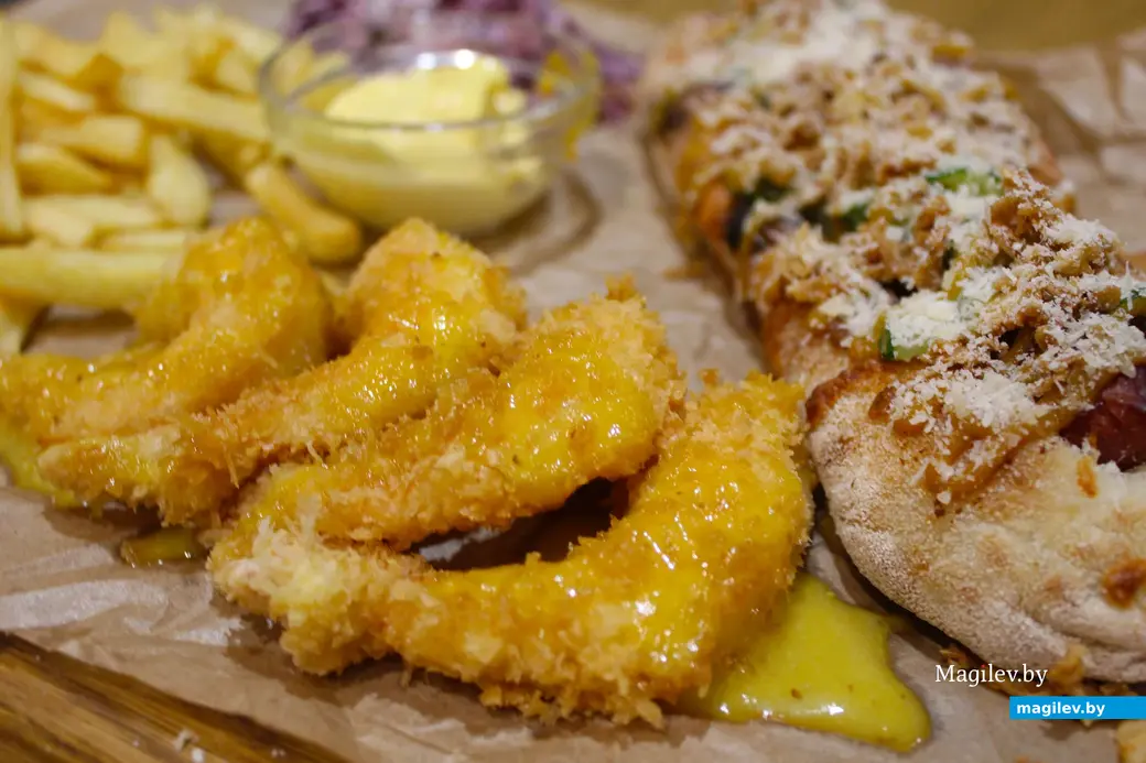 Октябрь. Могилев. 2024 год. Гастробар «Цоколь». Сет фестиваля «Октябрьфэст».