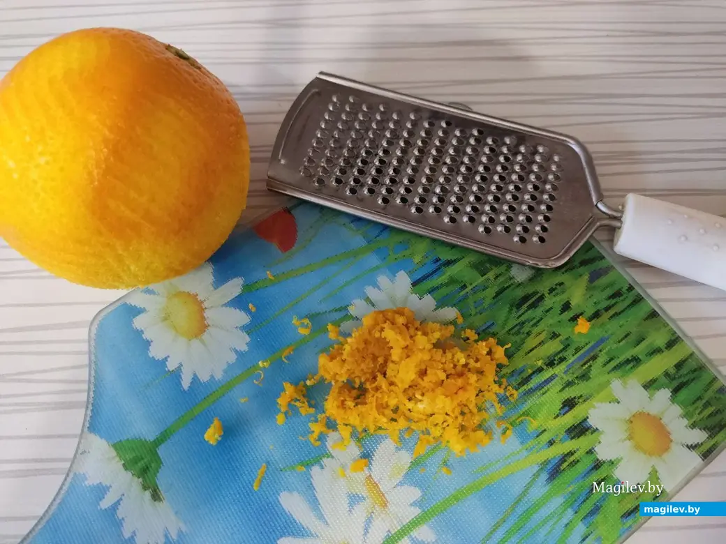 Натереть на мелкой терке апельсиновую цедру