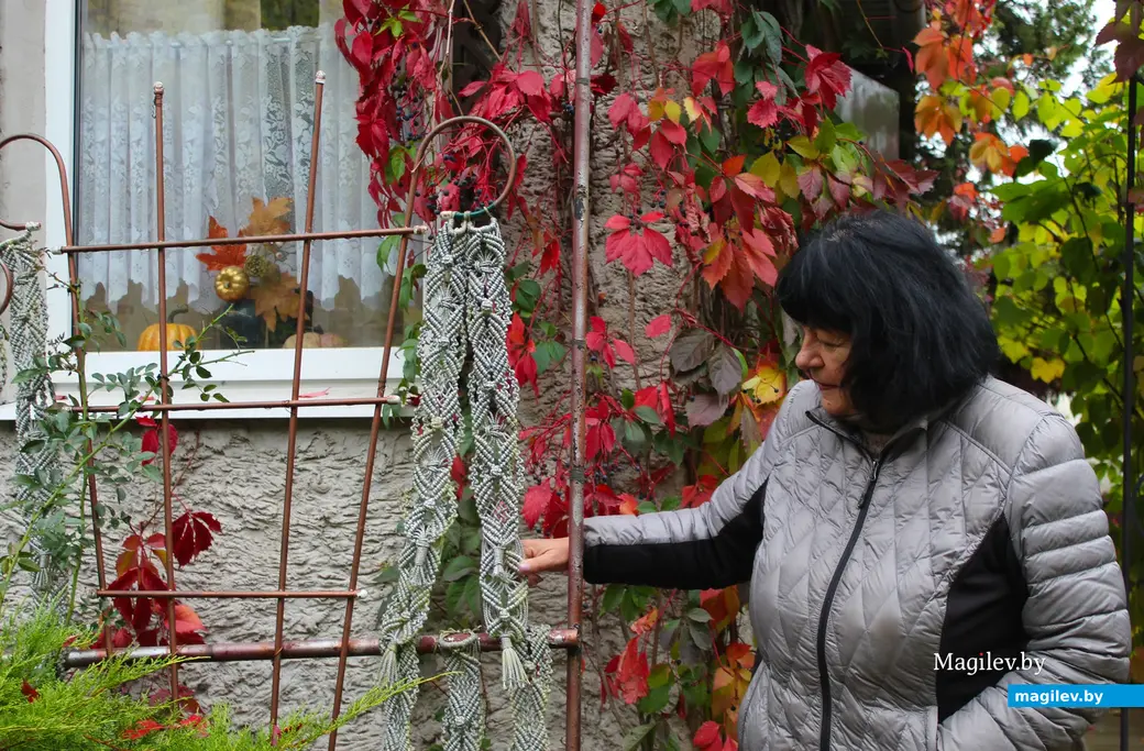 Октябрь 2024 года. Станция Понизов. Дачный участок Ларисы Федоровны Суздалевой. Хозяйка увлекается макраме, чем и украшает свой садовый участок.