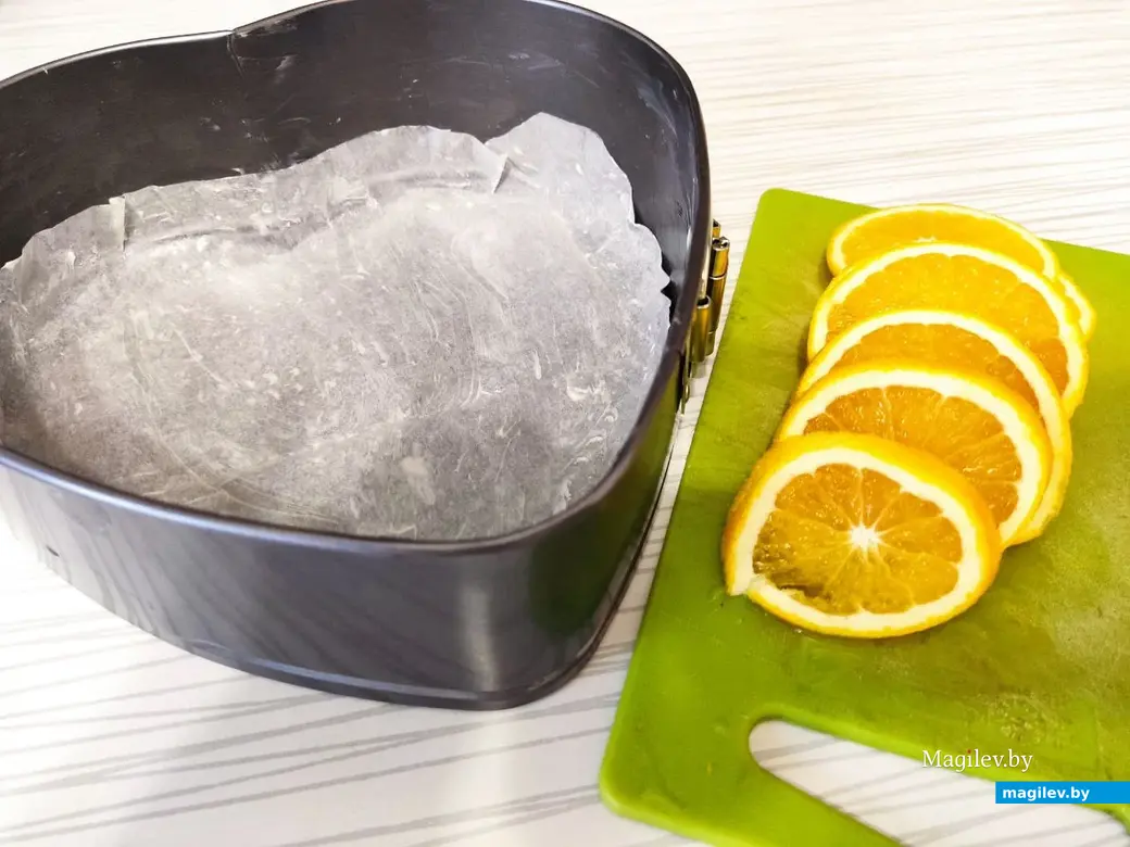 Апельсины нарезать тонкими кружочками