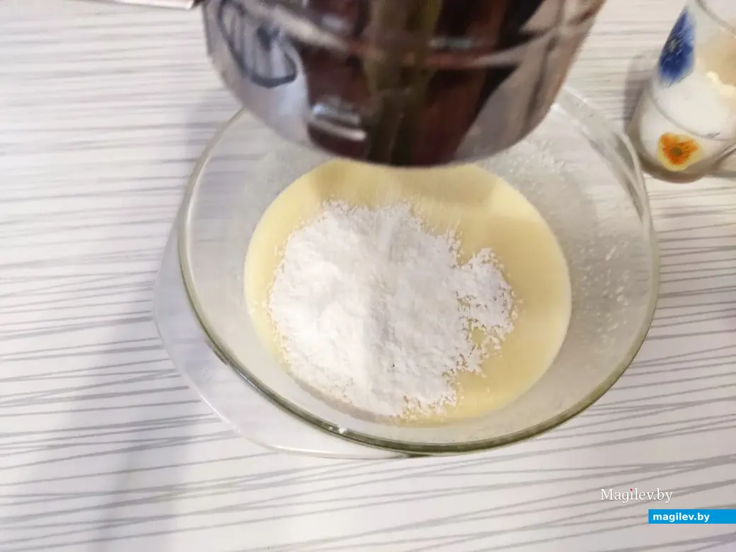 Всыпать просеянную муку с разрыхлителем