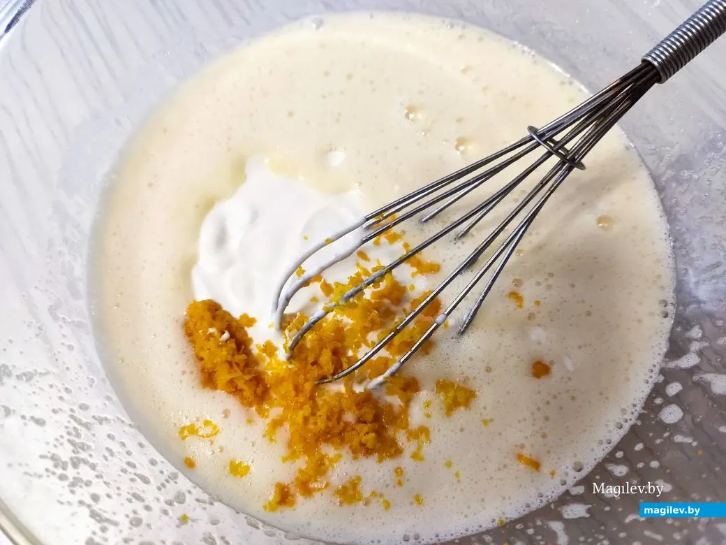 Всыпать цедру в яично-масляную массу